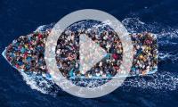 EventPH 2015.9.18 HundredsofrefugeesandmigrantsaboardafishingboatarepicturedmomentsbeforebeingrescuebytheItalianNavy UNHCR