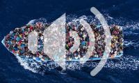 EventPH 2015.9.18 HundredsofrefugeesandmigrantsaboardafishingboatarepicturedmomentsbeforebeingrescuebytheItalianNavy UNHCR